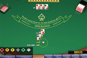 Online blackjacktafel met winnende hand - een koning en een aas
