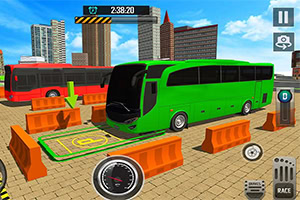 Groene stadsbus op een parkeerterrein met oranje wegbarrières en hoge gebouwen op de achtergrond