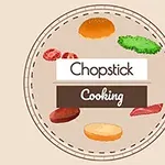 Verschillende Aziatische ingrediënten rondom het logo Chopstick Cooking op een beige achtergrond