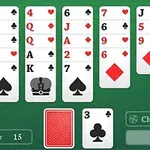 Screenshot van een online solitaire kaartspel met verschillende speelkaarten en chips weergegeven op een groene achtergrond