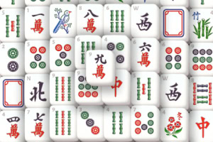 Mahjong stenen met diverse Chinese tekens en symbolen in een close-up weergave