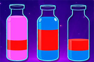 Drie glazen flesjes met felgekleurde roze, rode en blauwe vloeistoflagen tegen een paarse achtergrond