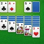 Kaartspel met speelkaarten uitgelegd op een groene achtergrond, geschikt voor een spelletje solitaire